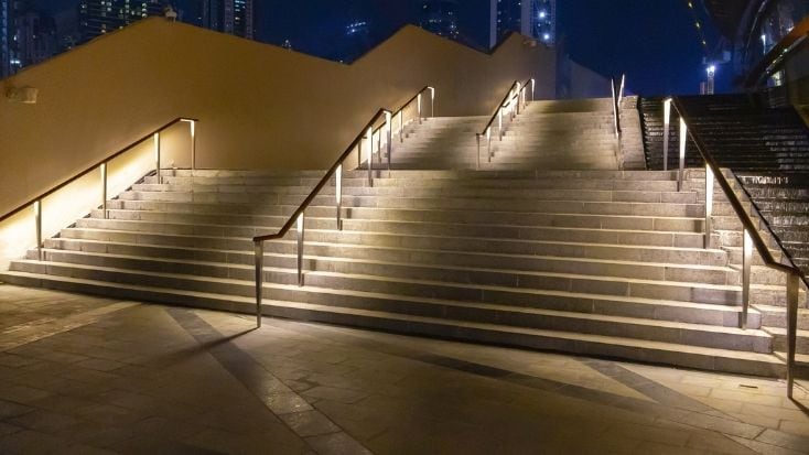 Imagen de escaleras con iluminación LED desarrollada por Quality Metal Proyectos Venezuela
