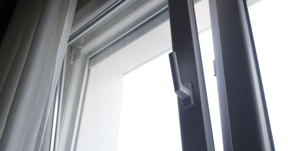 Las ventanas oscilo-batientes funcionan de dos formas de apertura: horizontal y vertical